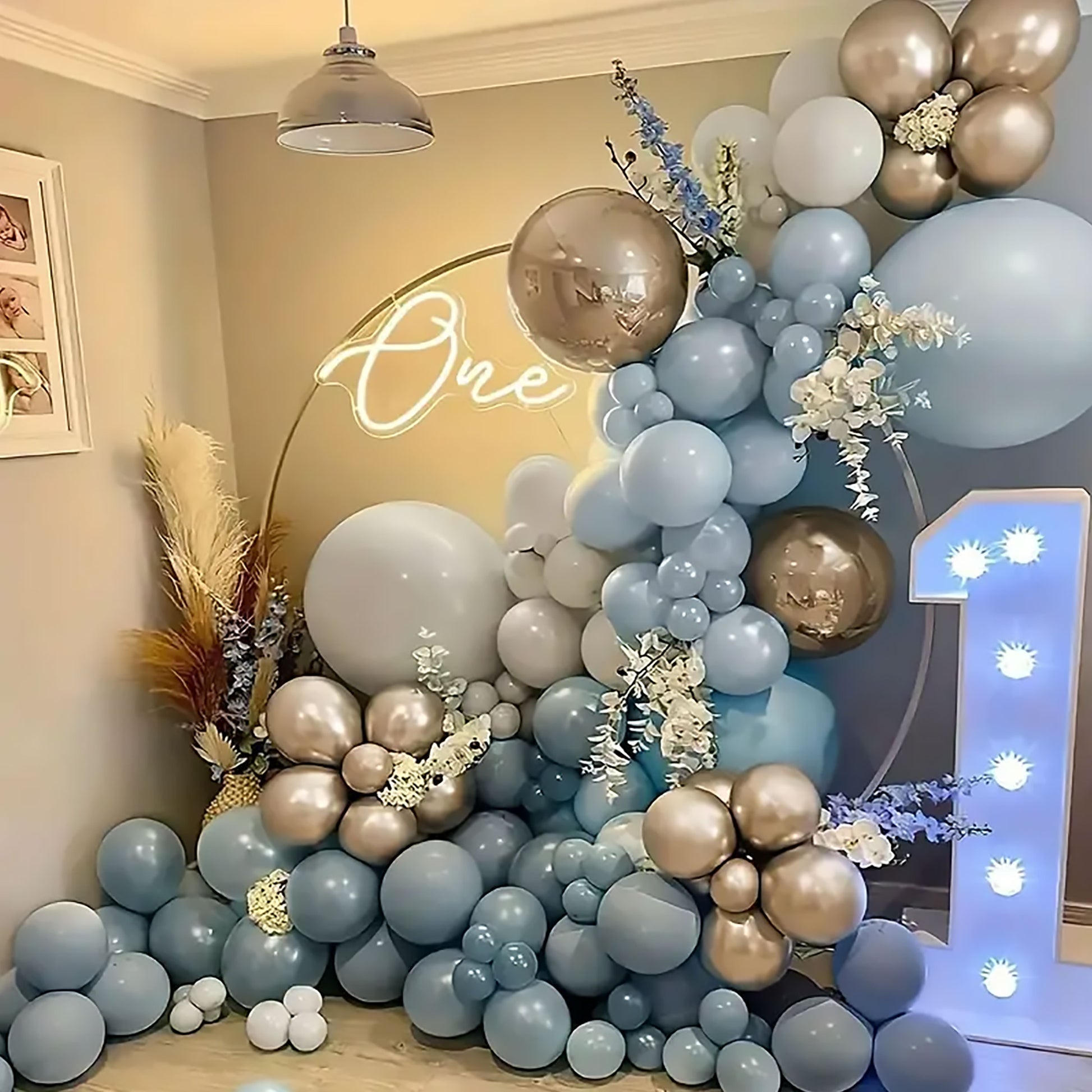 134 Pieces Blue, White & Golden Latex Balloon Arch Kit - Kabukis